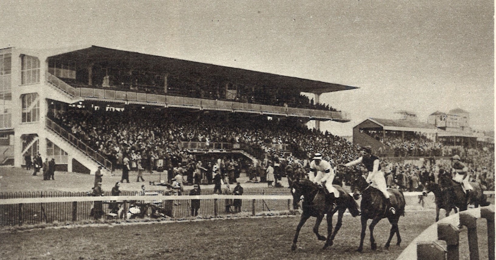 Image of Cheltenham Racecourse of a horse race from Gloucestershire Archives.